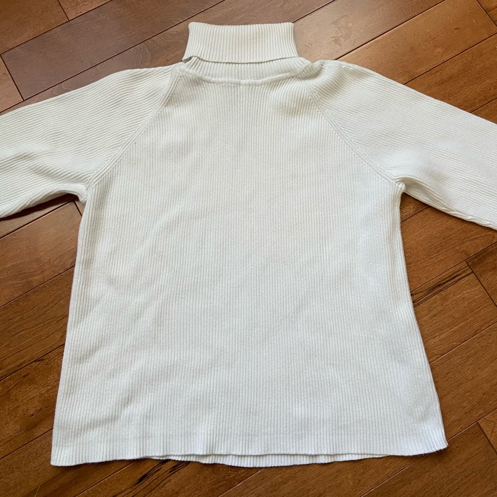WHITE TURTLENECK